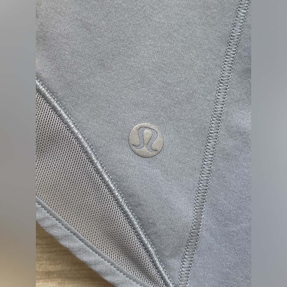 Lululemon Hotty Hot High-Rise Lined Short 2.5" in Rhino Grey ~ Size 8 - Picture 5 of 9